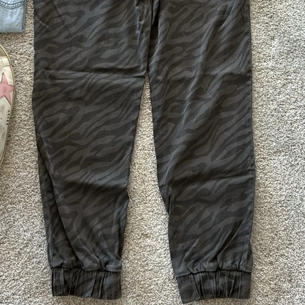 Bella Dahl Animal Print Joggers - Picture 6 of 9